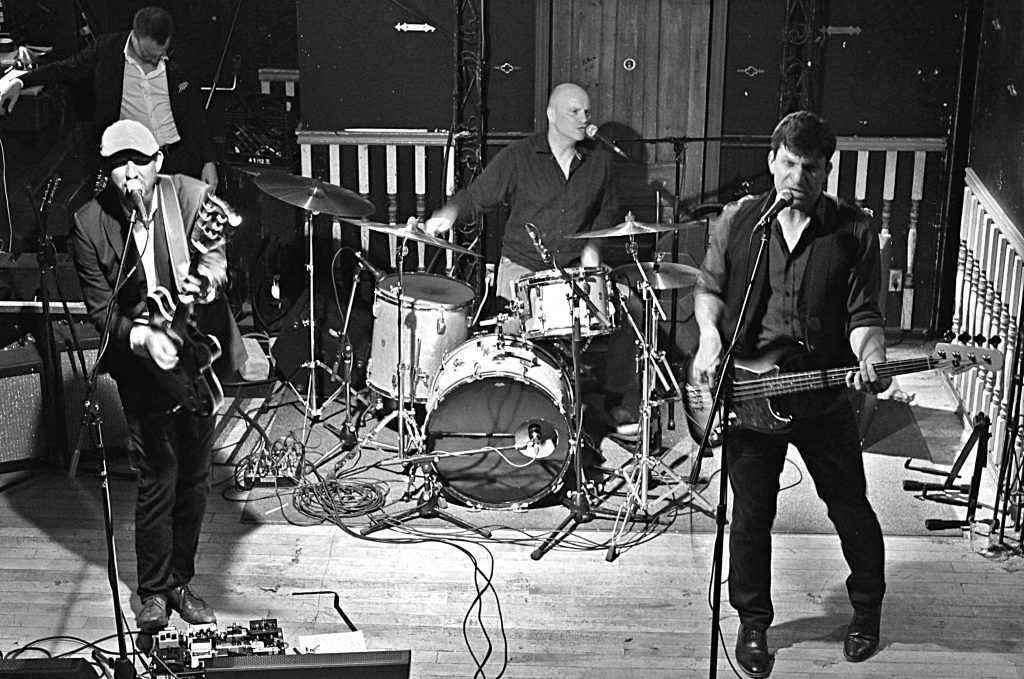 Steve Strongman, with Dave King (drums), and Colin Lapsley (bass). Photo by Terry Steeves.
